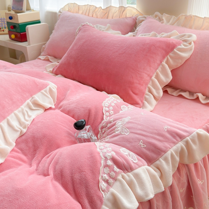 91家纺网 家纺一手货源 找家纺 睡美人 2025韩版蕾丝牛奶绒套件公主风床裙床单款四件套 花蝴蝶-桃粉色