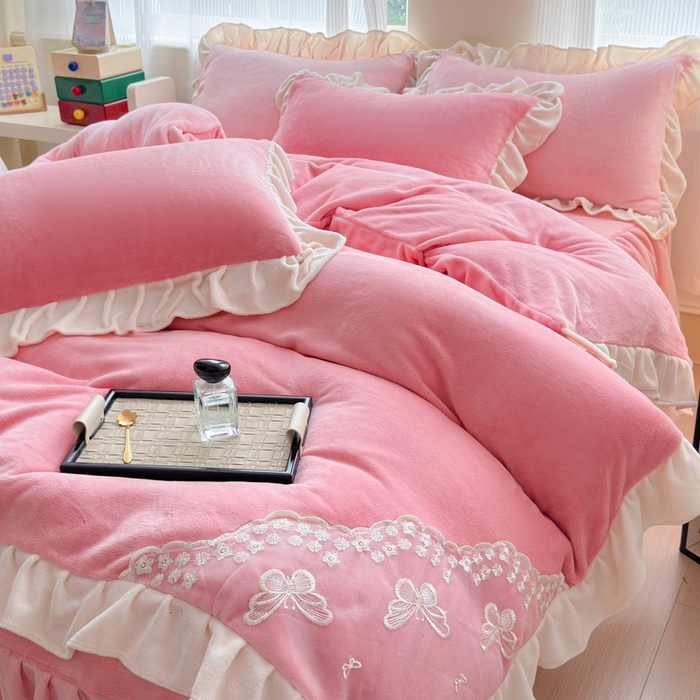 91家纺网 家纺一手货源 找家纺 睡美人 2025韩版蕾丝牛奶绒套件公主风床裙床单款四件套 花蝴蝶-桃粉色