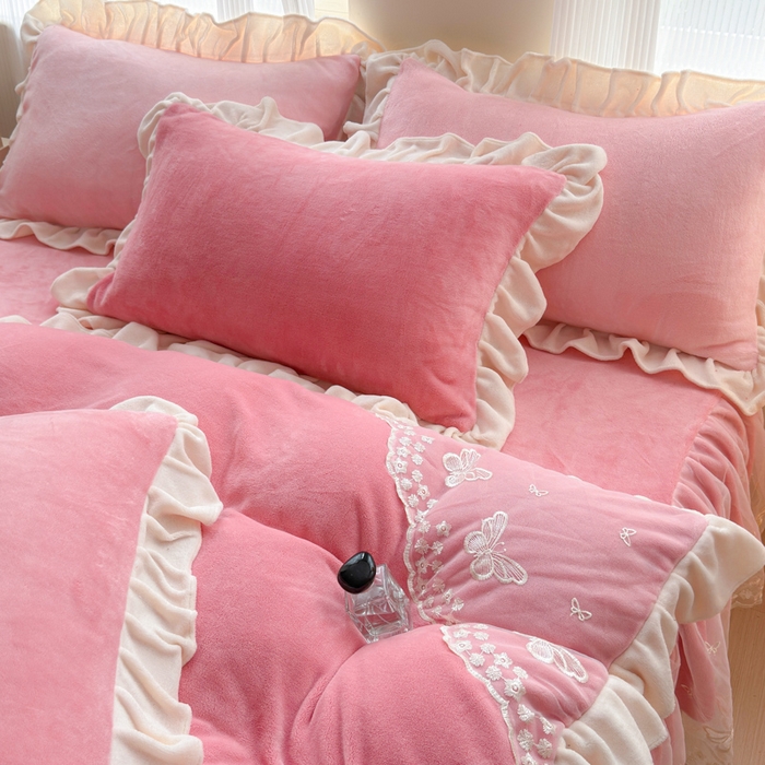 91家纺网 家纺一手货源 找家纺 睡美人 2025韩版蕾丝牛奶绒套件公主风床裙床单款四件套 花蝴蝶-桃粉色