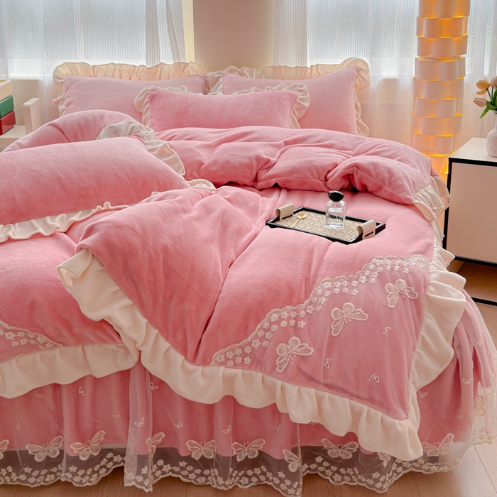 91家纺网 家纺一手货源 找家纺 睡美人 2025韩版蕾丝牛奶绒套件公主风床裙床单款四件套 花蝴蝶-桃粉色