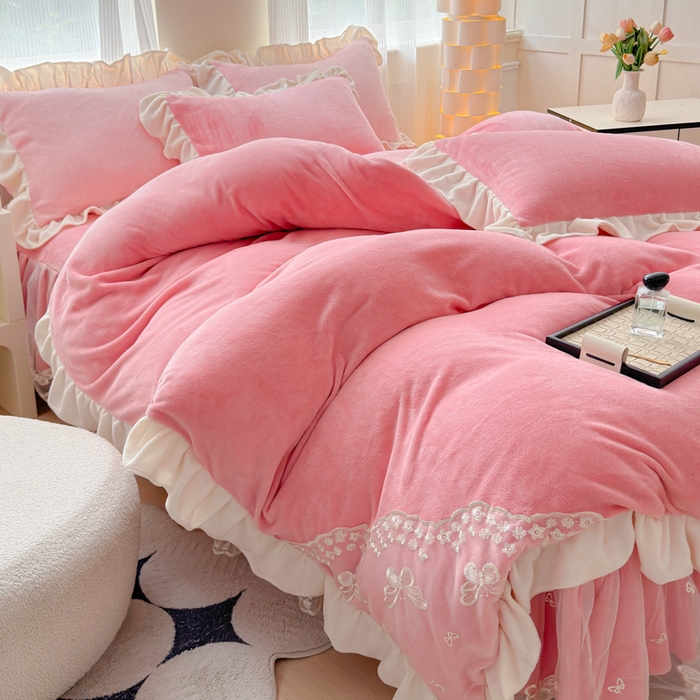 91家纺网 家纺一手货源 找家纺 睡美人 2025韩版蕾丝牛奶绒套件公主风床裙床单款四件套 花蝴蝶-桃粉色