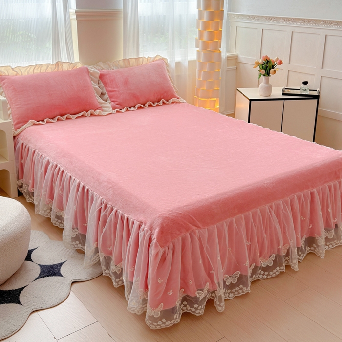 91家纺网 家纺一手货源 找家纺 睡美人 2025韩版蕾丝牛奶绒套件公主风床裙床单款四件套 花蝴蝶-桃粉色