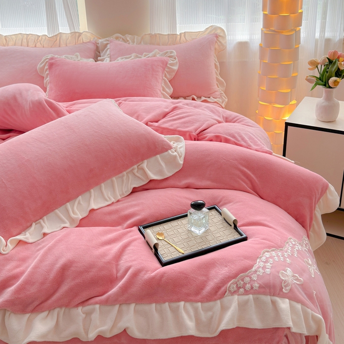 91家纺网 家纺一手货源 找家纺 睡美人 2025韩版蕾丝牛奶绒套件公主风床裙床单款四件套 花蝴蝶-桃粉色