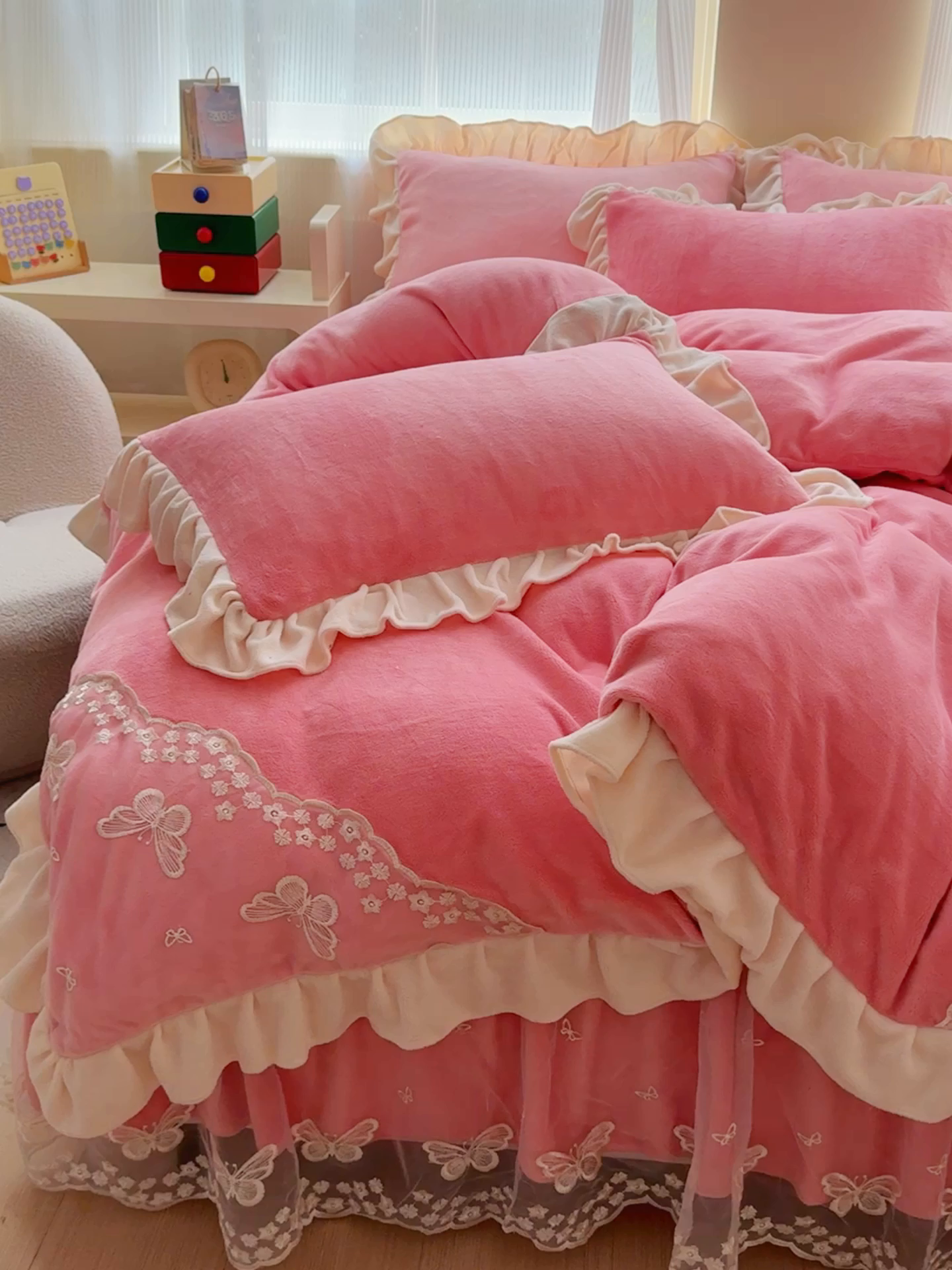 91家纺网 家纺一手货源 找家纺 睡美人 2025韩版蕾丝牛奶绒套件公主风床裙床单款四件套 花蝴蝶-桃粉色