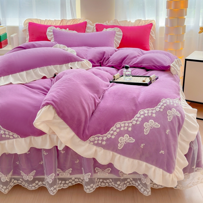 91家纺网 家纺一手货源 找家纺 睡美人 2025韩版蕾丝牛奶绒套件公主风床裙床单款四件套 花蝴蝶-薰衣紫