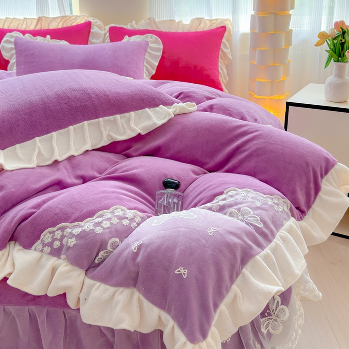 91家纺网 家纺一手货源 找家纺 睡美人 2025韩版蕾丝牛奶绒套件公主风床裙床单款四件套 花蝴蝶-薰衣紫