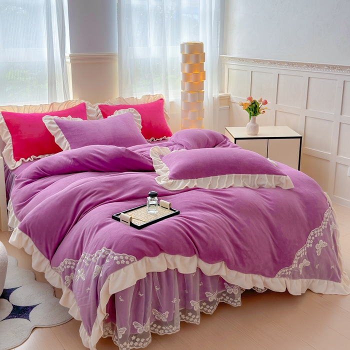 91家纺网 家纺一手货源 找家纺 睡美人 2025韩版蕾丝牛奶绒套件公主风床裙床单款四件套 花蝴蝶-薰衣紫