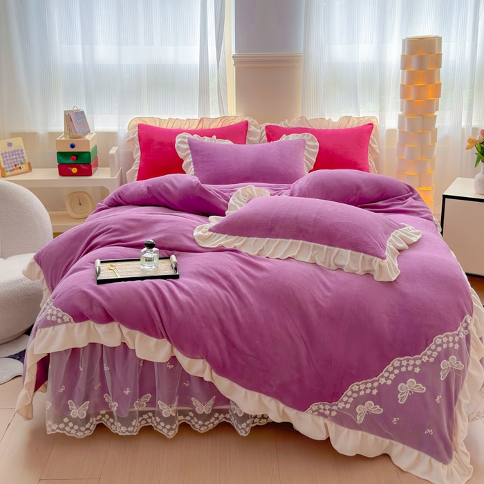 91家纺网 家纺一手货源 找家纺 睡美人 2025韩版蕾丝牛奶绒套件公主风床裙床单款四件套 花蝴蝶-薰衣紫