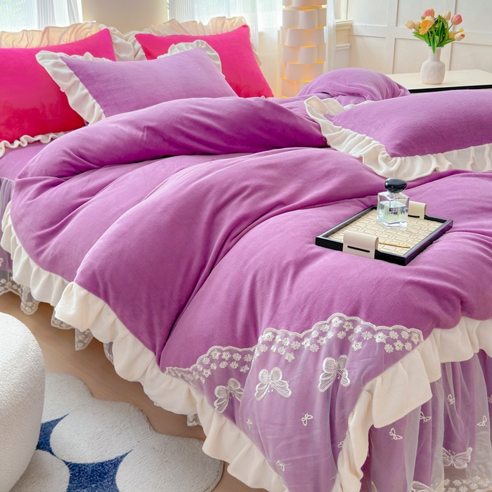 91家纺网 家纺一手货源 找家纺 睡美人 2025韩版蕾丝牛奶绒套件公主风床裙床单款四件套 花蝴蝶-薰衣紫