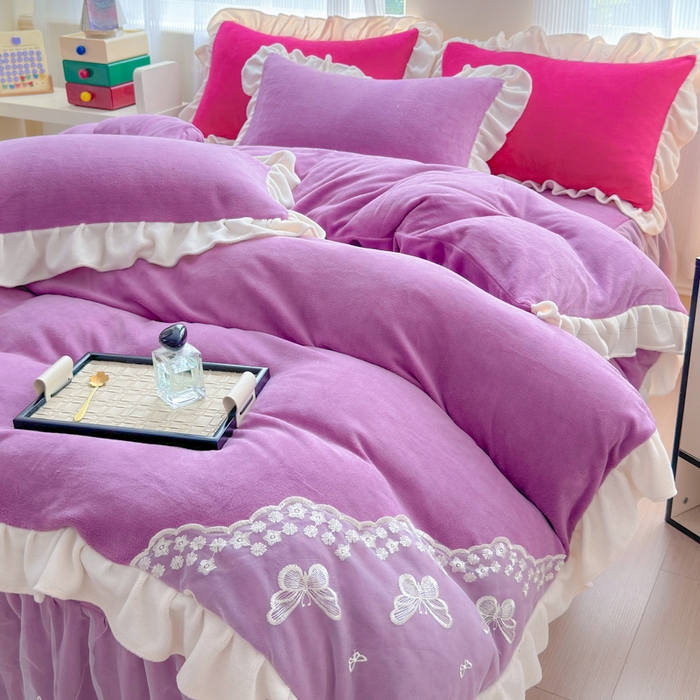 91家纺网 家纺一手货源 找家纺 睡美人 2025韩版蕾丝牛奶绒套件公主风床裙床单款四件套 花蝴蝶-薰衣紫