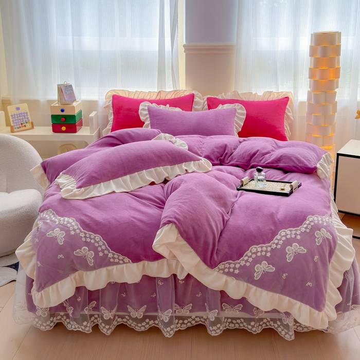 91家纺网 家纺一手货源 找家纺 睡美人 2025韩版蕾丝牛奶绒套件公主风床裙床单款四件套 花蝴蝶-薰衣紫