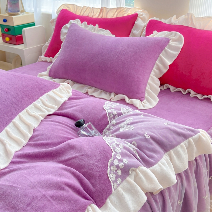 91家纺网 家纺一手货源 找家纺 睡美人 2025韩版蕾丝牛奶绒套件公主风床裙床单款四件套 花蝴蝶-薰衣紫