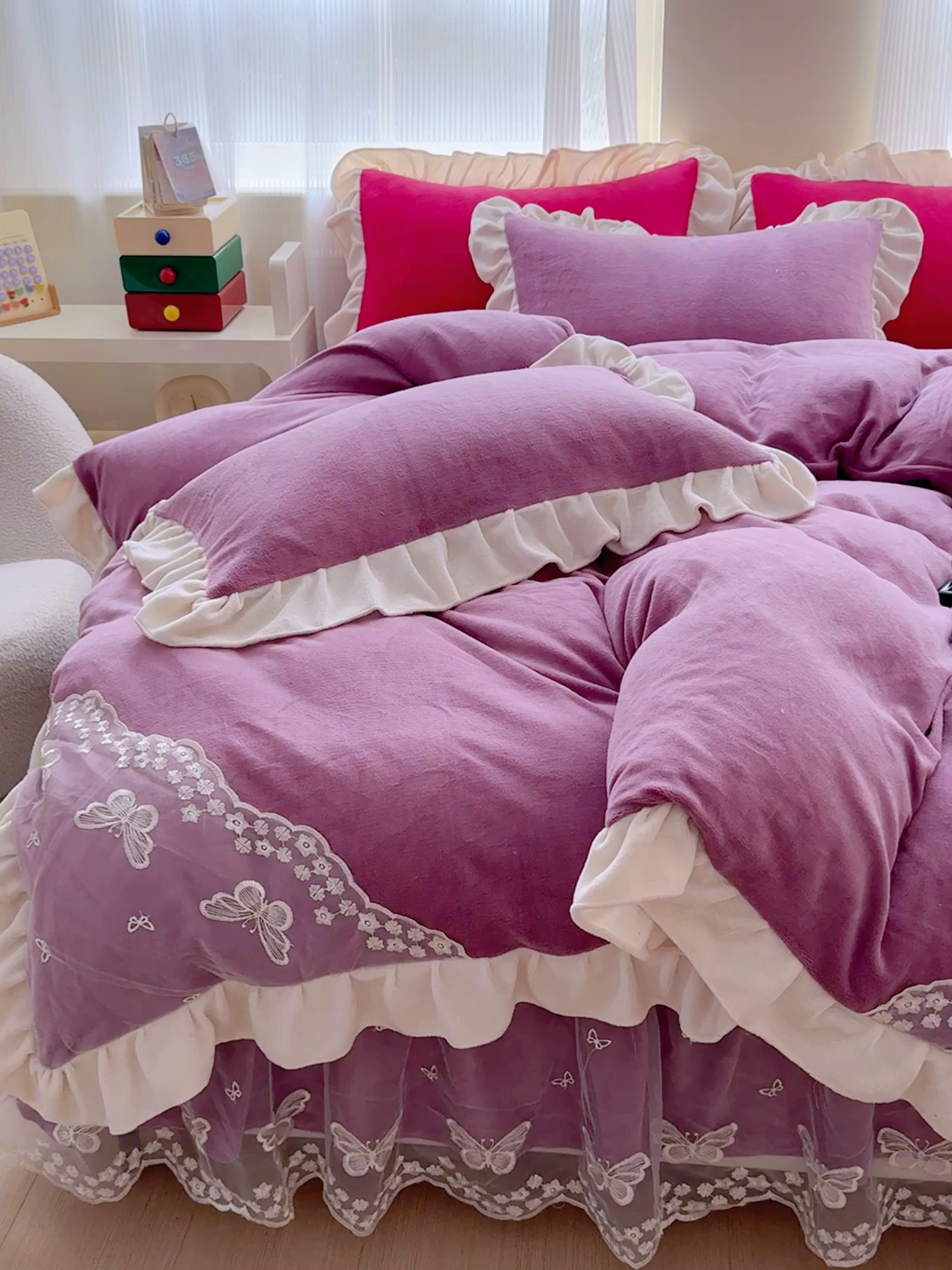 91家纺网 家纺一手货源 找家纺 睡美人 2025韩版蕾丝牛奶绒套件公主风床裙床单款四件套 花蝴蝶-薰衣紫