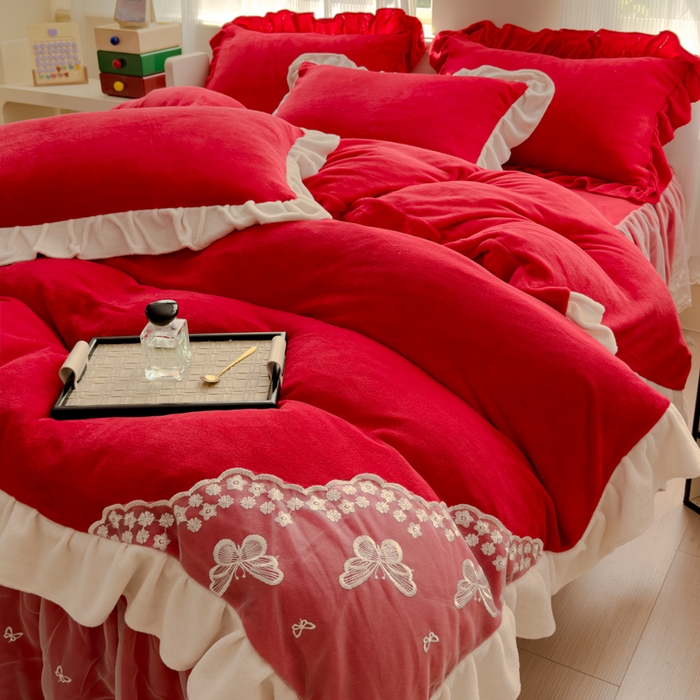 91家纺网 家纺一手货源 找家纺 睡美人 2025韩版蕾丝牛奶绒套件公主风床裙床单款四件套 花蝴蝶-中国红