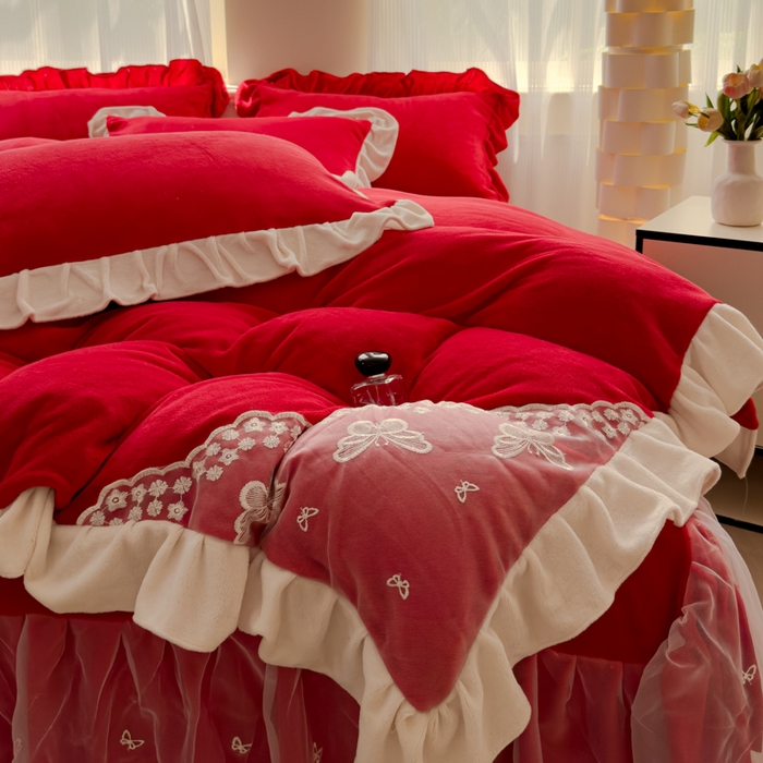 91家纺网 家纺一手货源 找家纺 睡美人 2025韩版蕾丝牛奶绒套件公主风床裙床单款四件套 花蝴蝶-中国红