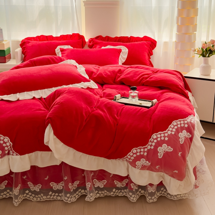 91家纺网 家纺一手货源 找家纺 睡美人 2025韩版蕾丝牛奶绒套件公主风床裙床单款四件套 花蝴蝶-中国红