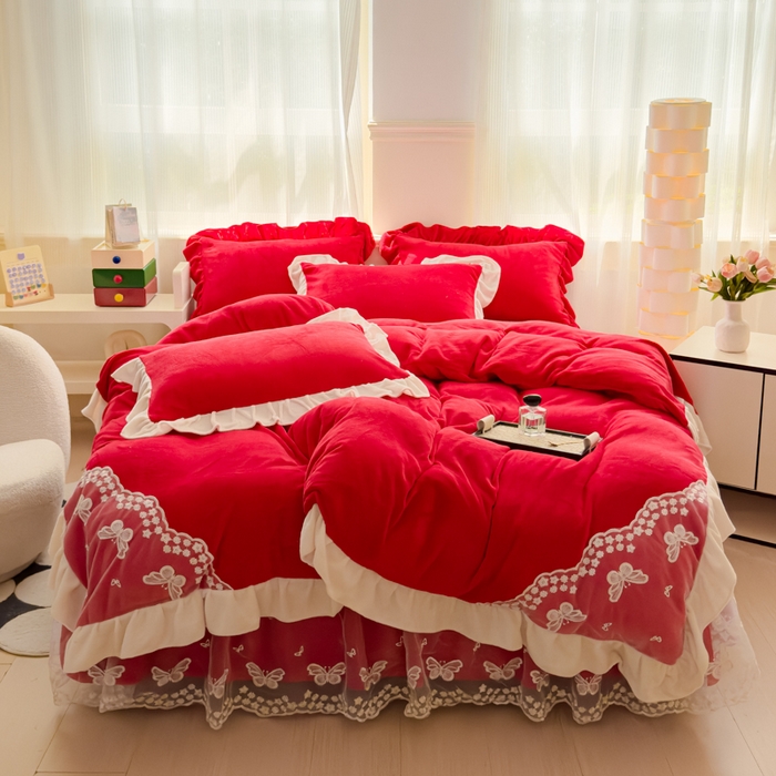 91家纺网 家纺一手货源 找家纺 睡美人 2025韩版蕾丝牛奶绒套件公主风床裙床单款四件套 花蝴蝶-中国红
