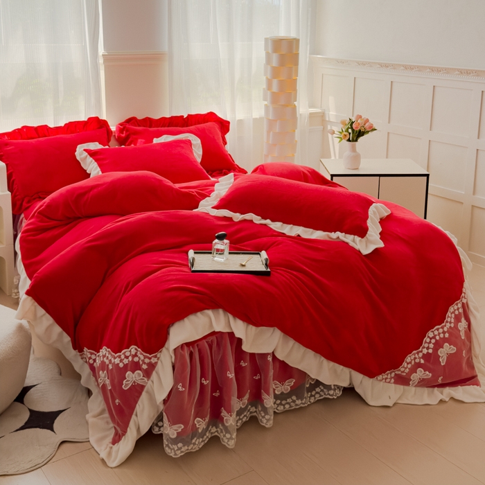 91家纺网 家纺一手货源 找家纺 睡美人 2025韩版蕾丝牛奶绒套件公主风床裙床单款四件套 花蝴蝶-中国红
