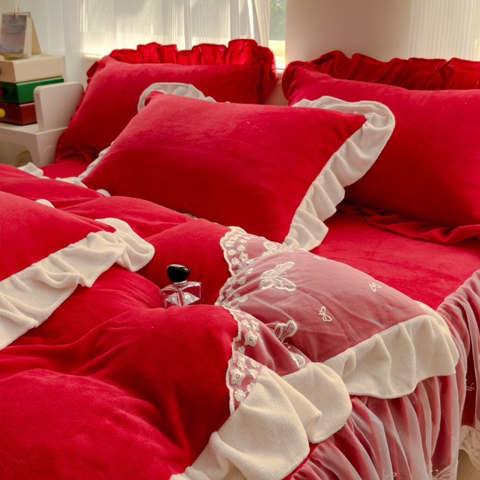 91家纺网 家纺一手货源 找家纺 睡美人 2025韩版蕾丝牛奶绒套件公主风床裙床单款四件套 花蝴蝶-中国红