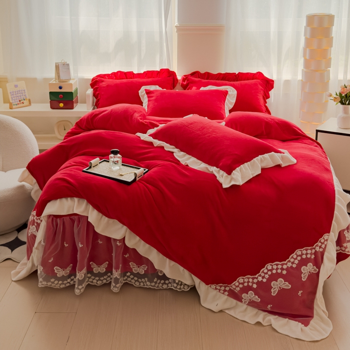 91家纺网 家纺一手货源 找家纺 睡美人 2025韩版蕾丝牛奶绒套件公主风床裙床单款四件套 花蝴蝶-中国红