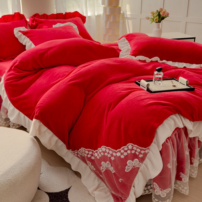 91家纺网 家纺一手货源 找家纺 睡美人 2025韩版蕾丝牛奶绒套件公主风床裙床单款四件套 花蝴蝶-中国红