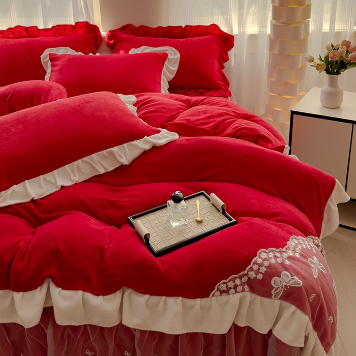 91家纺网 家纺一手货源 找家纺 睡美人 2025韩版蕾丝牛奶绒套件公主风床裙床单款四件套 花蝴蝶-中国红