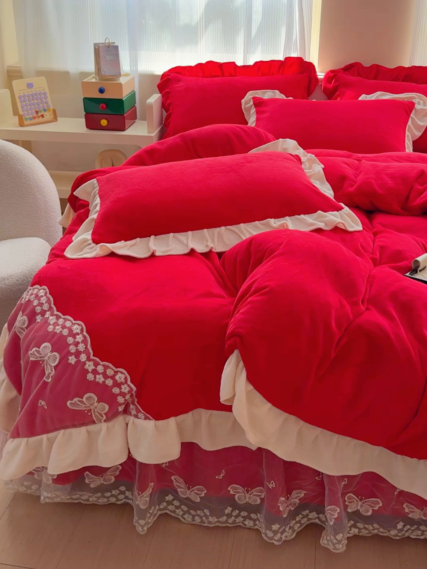 91家纺网 家纺一手货源 找家纺 睡美人 2025韩版蕾丝牛奶绒套件公主风床裙床单款四件套 花蝴蝶-中国红