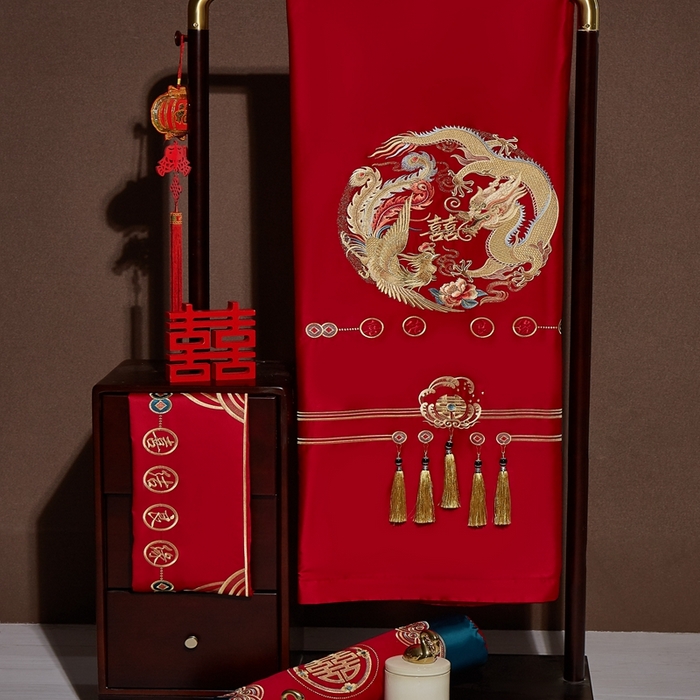 91家纺网 家纺一手货源 找家纺 布乐意 2025新款全棉长绒棉贡缎提花全工艺喷气重工新中式绣花大红婚庆四件套多件套直播金喜良缘