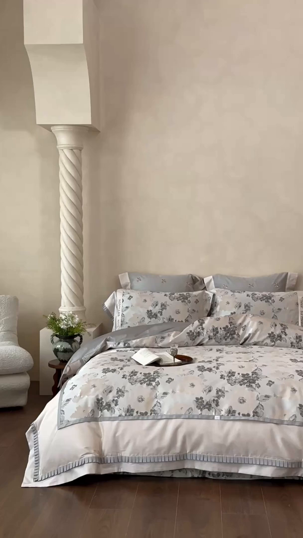 91家纺网 家纺一手货源 找家纺 宏羽纺家纺 2025新款100s全棉纯棉贡缎法式刺绣花边四件套 高支高密高精密金丝提花-月魄灰