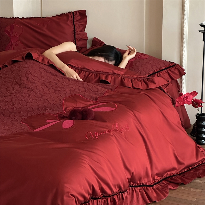 91家纺网 家纺一手货源 找家纺 宏羽纺家纺 2025新款100s全棉纯棉贡缎法式刺绣花边四件套 纯棉时尚-知喜-红