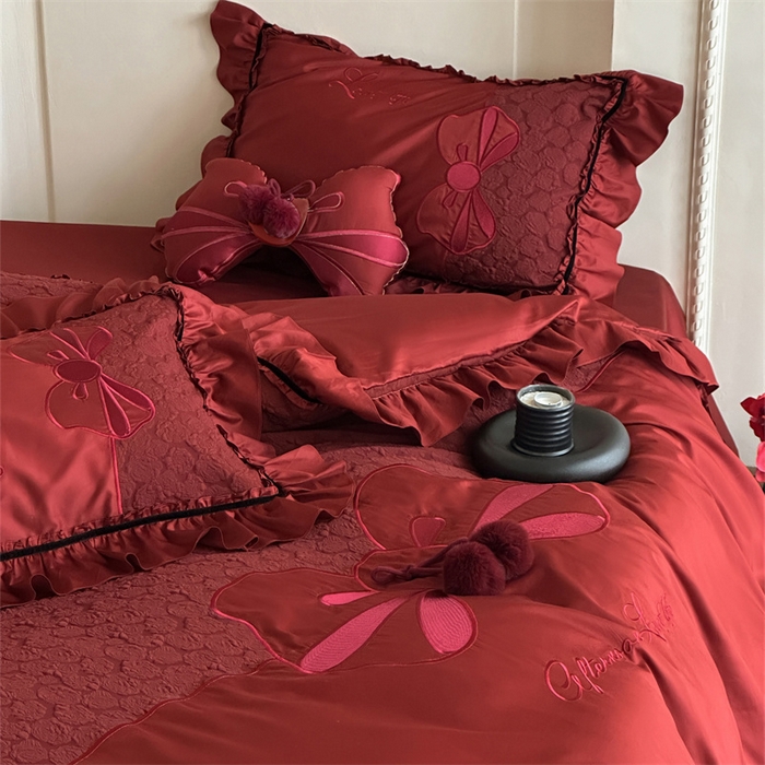 91家纺网 家纺一手货源 找家纺 宏羽纺家纺 2025新款100s全棉纯棉贡缎法式刺绣花边四件套 纯棉时尚-知喜-红