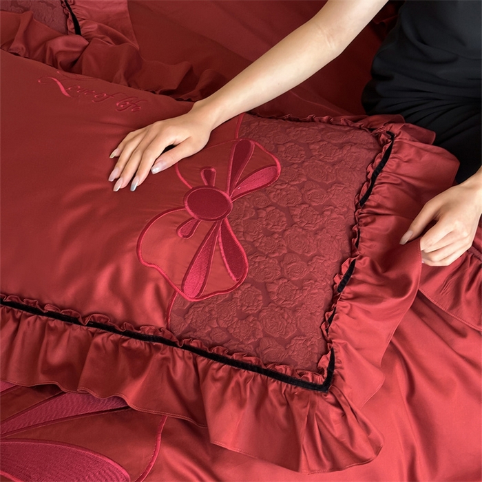 91家纺网 家纺一手货源 找家纺 宏羽纺家纺 2025新款100s全棉纯棉贡缎法式刺绣花边四件套 纯棉时尚-知喜-红