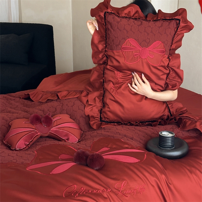 91家纺网 家纺一手货源 找家纺 宏羽纺家纺 2025新款100s全棉纯棉贡缎法式刺绣花边四件套 纯棉时尚-知喜-红