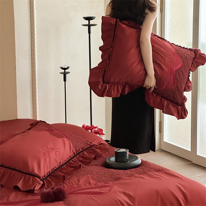 91家纺网 家纺一手货源 找家纺 宏羽纺家纺 2025新款100s全棉纯棉贡缎法式刺绣花边四件套 纯棉时尚-知喜-红