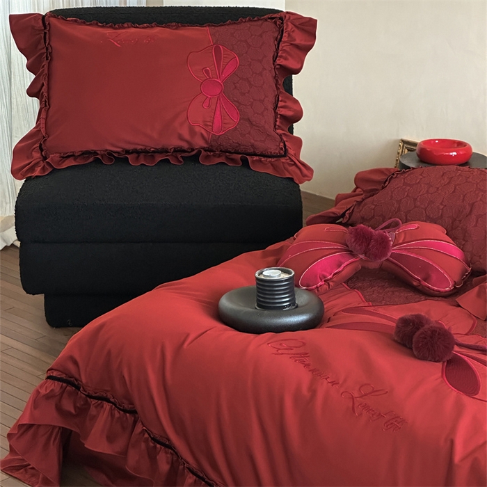 91家纺网 家纺一手货源 找家纺 宏羽纺家纺 2025新款100s全棉纯棉贡缎法式刺绣花边四件套 纯棉时尚-知喜-红