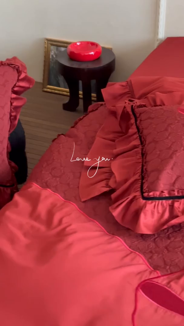 91家纺网 家纺一手货源 找家纺 宏羽纺家纺 2025新款100s全棉纯棉贡缎法式刺绣花边四件套 纯棉时尚-知喜-红