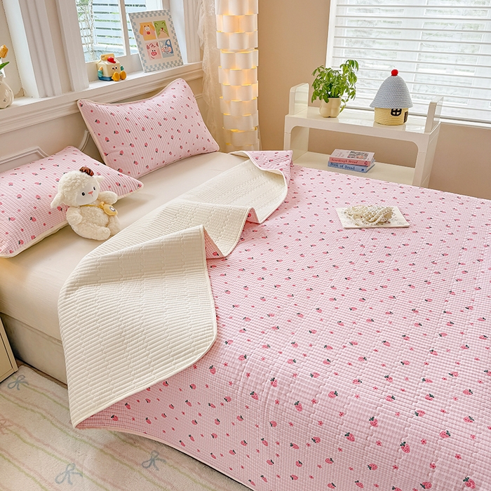 91家纺网 家纺一手货源 找家纺 大元 2025新款A类数码印花朴棉夹棉床盖老粗布床盖双面可用 小草莓