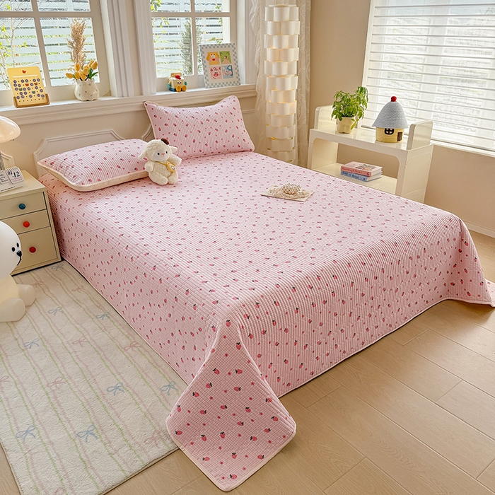 91家纺网 家纺一手货源 找家纺 大元 2025新款A类数码印花朴棉夹棉床盖老粗布床盖双面可用 小草莓