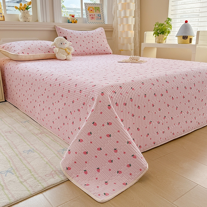 91家纺网 家纺一手货源 找家纺 大元 2025新款A类数码印花朴棉夹棉床盖老粗布床盖双面可用 小草莓