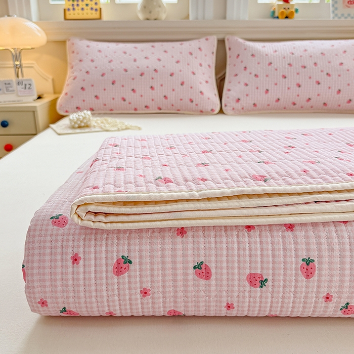 91家纺网 家纺一手货源 找家纺 大元 2025新款A类数码印花朴棉夹棉床盖老粗布床盖双面可用 小草莓