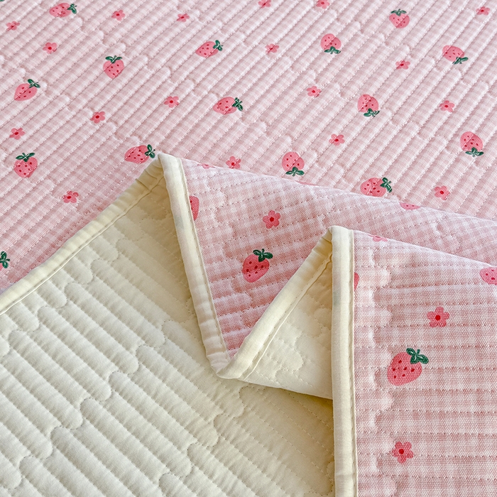 91家纺网 家纺一手货源 找家纺 大元 2025新款A类数码印花朴棉夹棉床盖老粗布床盖双面可用 小草莓