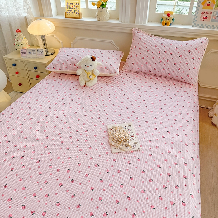 91家纺网 家纺一手货源 找家纺 大元 2025新款A类数码印花朴棉夹棉床盖老粗布床盖双面可用 小草莓