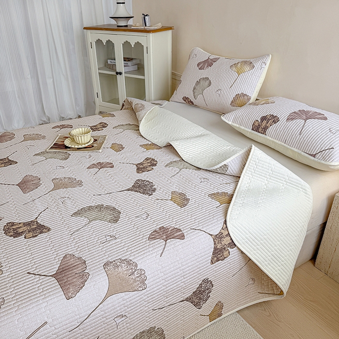 91家纺网 家纺一手货源 找家纺 大元 2025新款A类数码印花朴棉夹棉床盖老粗布床盖双面可用 银杏叶