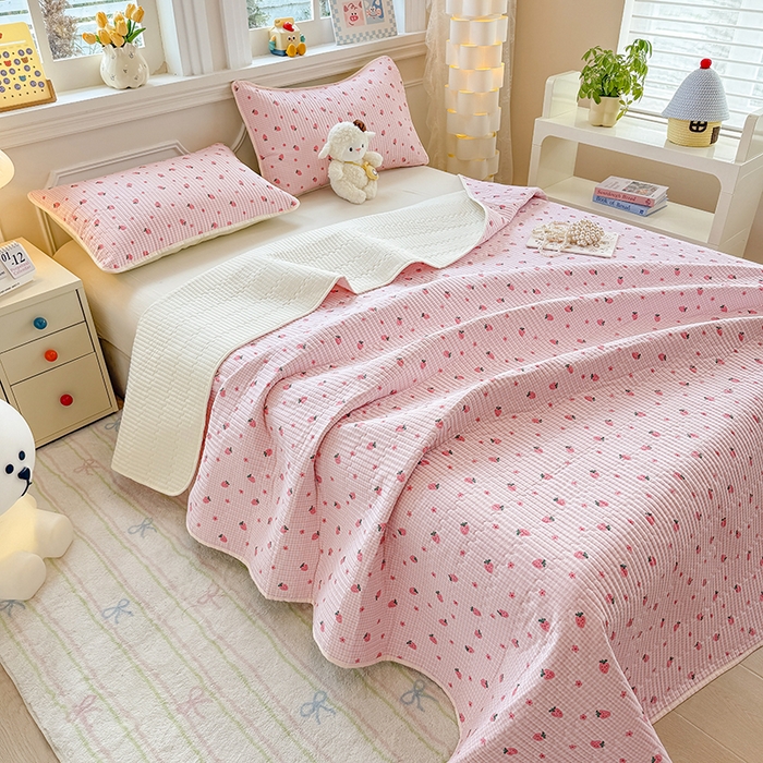 91家纺网 家纺一手货源 找家纺 大元 2025新款A类数码印花朴棉夹棉床盖老粗布床盖双面可用 小草莓