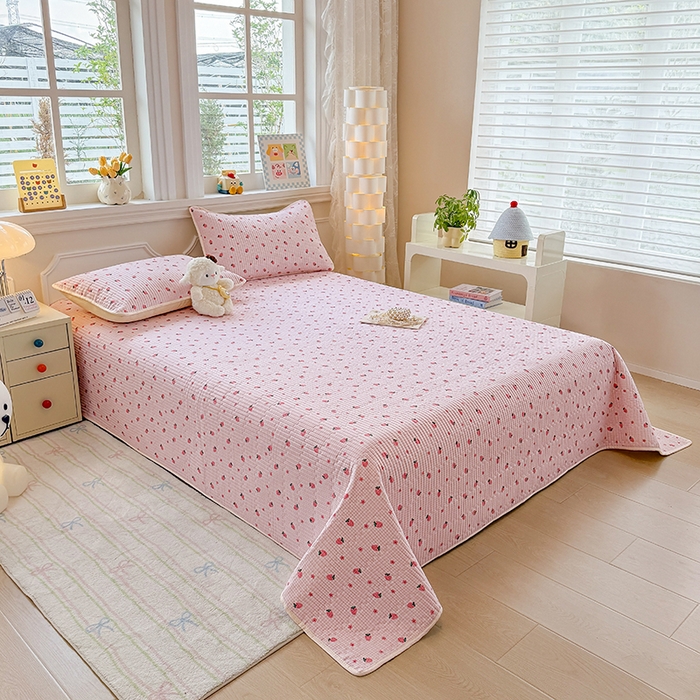 91家纺网 家纺一手货源 找家纺 大元 2025新款A类数码印花朴棉夹棉床盖老粗布床盖双面可用 小草莓