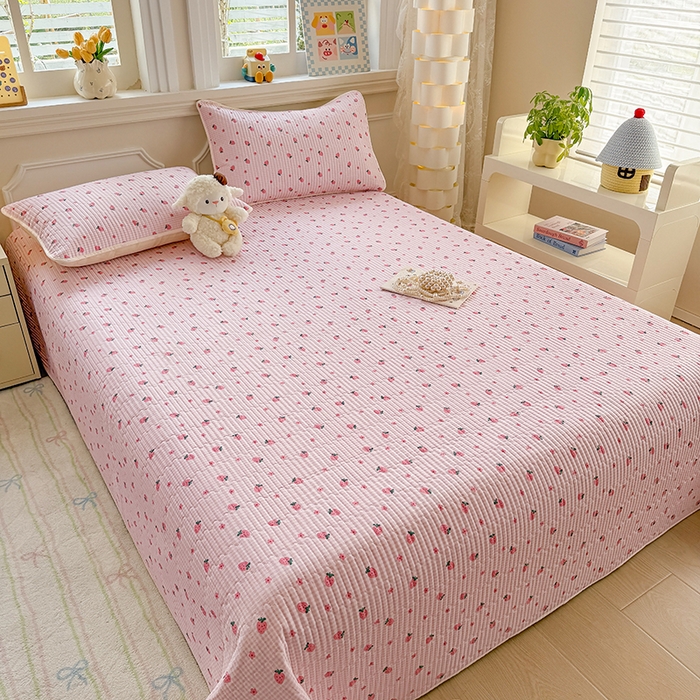 91家纺网 家纺一手货源 找家纺 大元 2025新款A类数码印花朴棉夹棉床盖老粗布床盖双面可用 小草莓