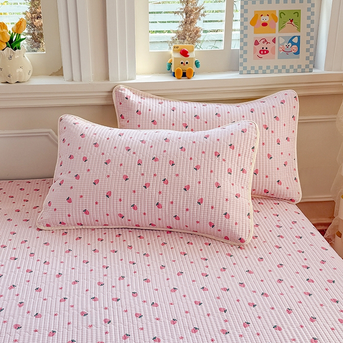 91家纺网 家纺一手货源 找家纺 大元 2025新款A类数码印花朴棉夹棉床盖老粗布床盖双面可用 小草莓