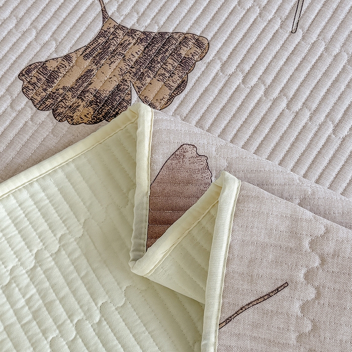 91家纺网 家纺一手货源 找家纺 大元 2025新款A类数码印花朴棉夹棉床盖老粗布床盖双面可用 银杏叶