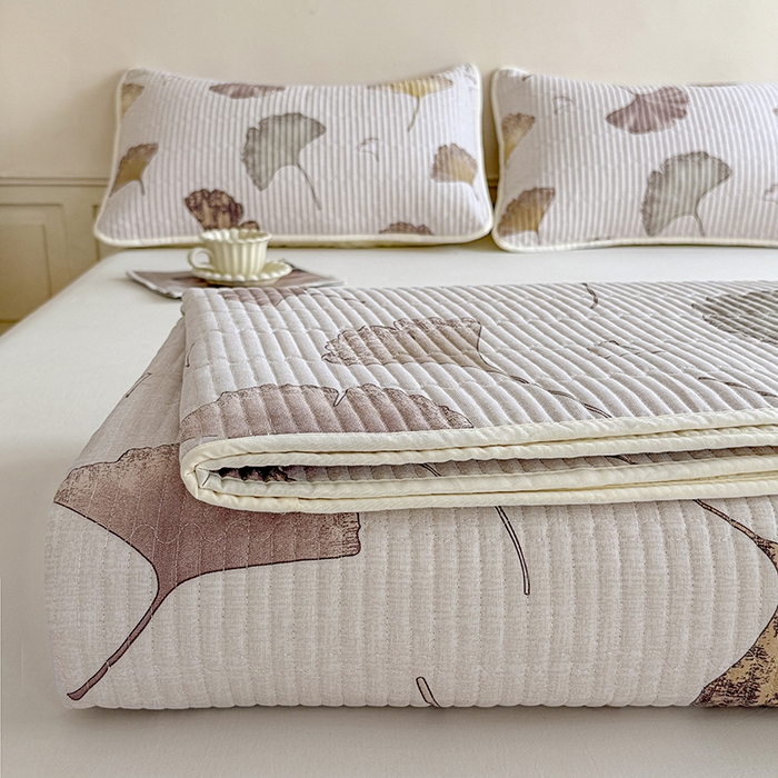 91家纺网 家纺一手货源 找家纺 大元 2025新款A类数码印花朴棉夹棉床盖老粗布床盖双面可用 银杏叶