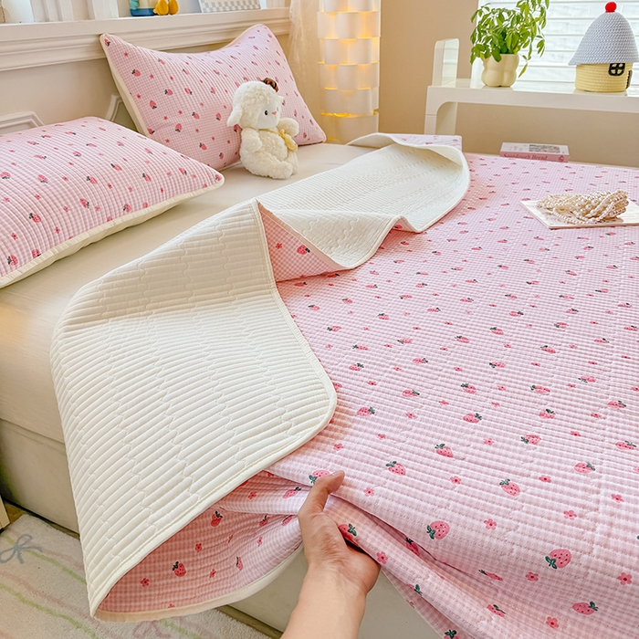 91家纺网 家纺一手货源 找家纺 大元 2025新款A类数码印花朴棉夹棉床盖老粗布床盖双面可用 小草莓